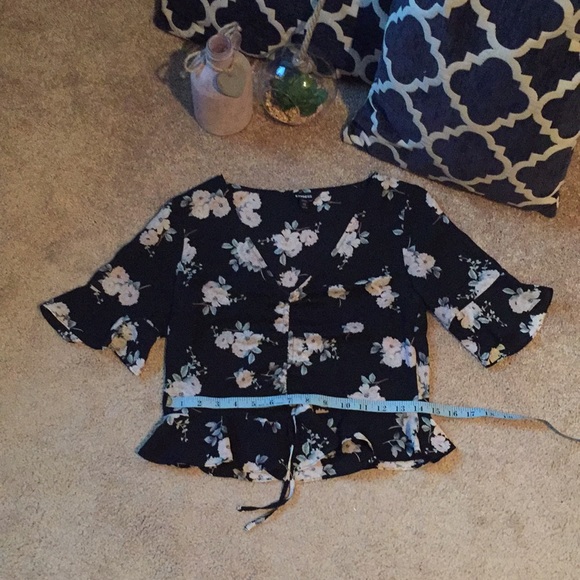 Express XXS floral ruffle hem crop top - Picture 6 of 7